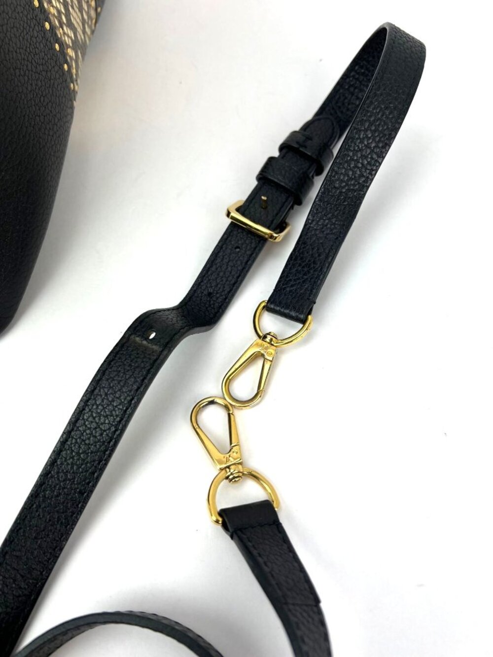 Louis Vuitton Taurillon Capucines MM Black Shoulder Bag - Picture 9 of 16
